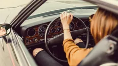 Perché le donne guidano meglio? Numeri e curiosità che sfatano i pregiudizi
